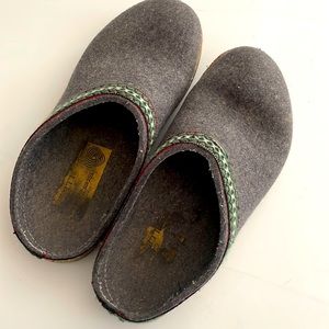 Softfelt Gray Wool Clog Mules with Green Trim